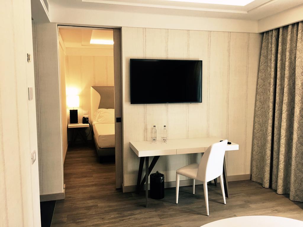 Splendido Bay Luxury Spa Resort Padenghe sul Garda Buitenkant foto